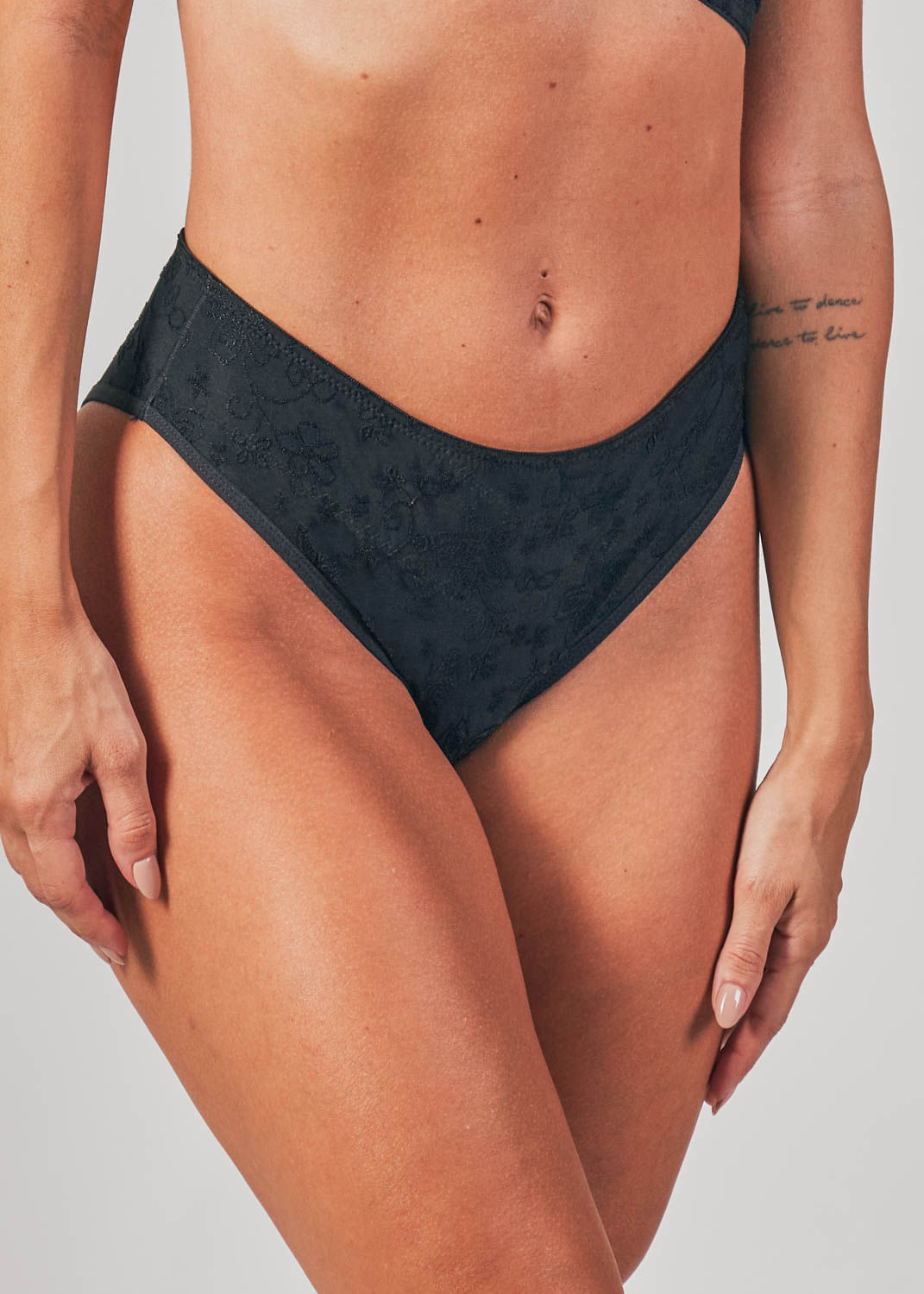 Calcinha Biquíni Com Reforço Frontal Em Microfibra Trabalhada Fio Lycra Dália PRETO