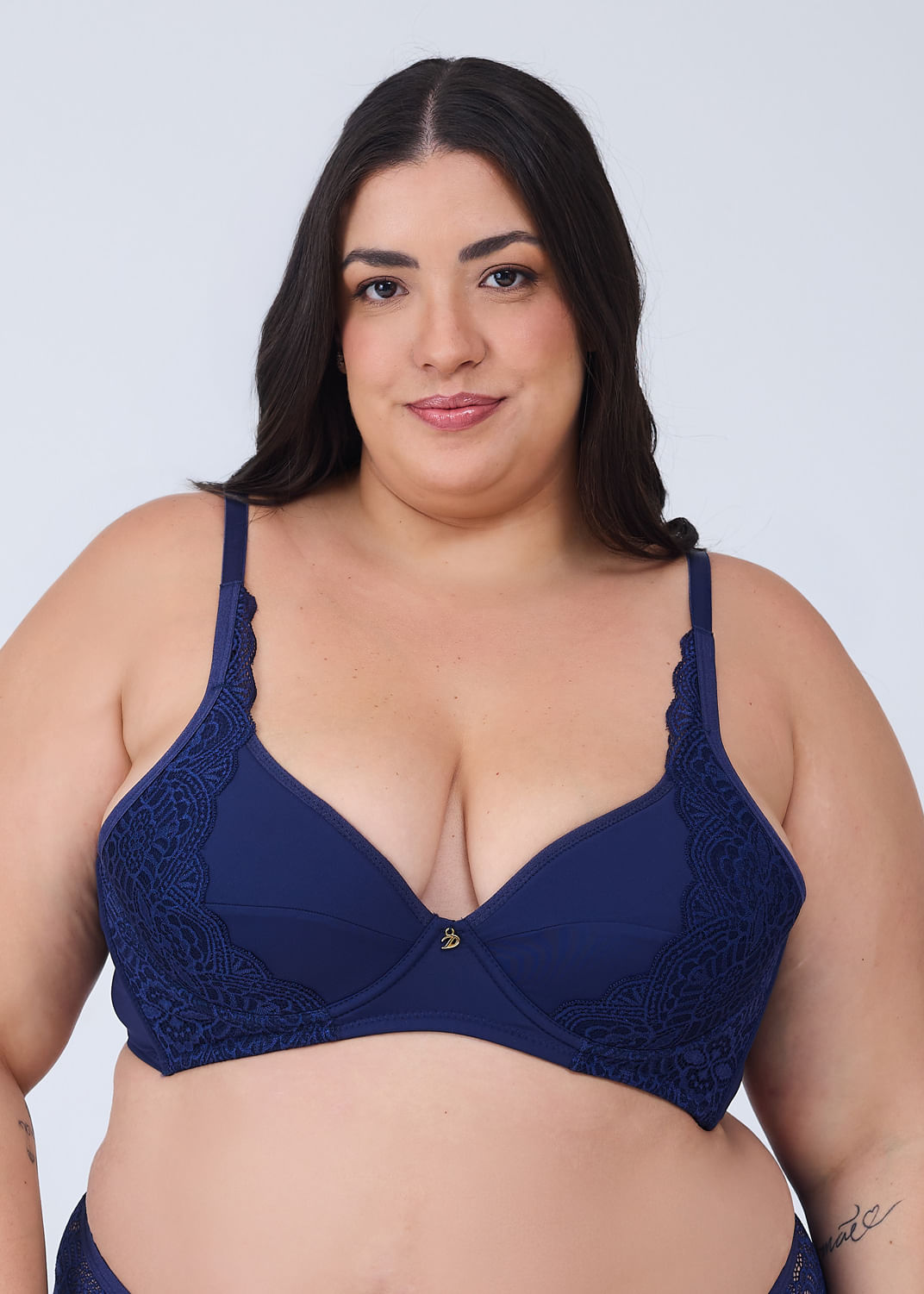 Sutiã Tradicional com Bojo em Microfibra e Renda Plus Size Safira

 MARINHO