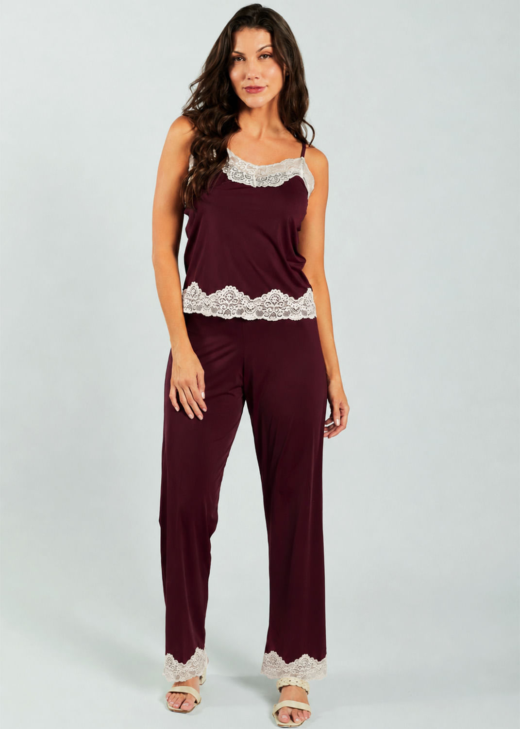 Pijama Blusa de Alça com Calça Comprida em Tecido Fluity e Renda Manna GRENAT